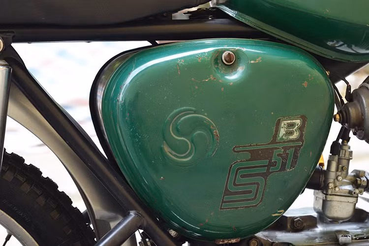 Nếu Honda Super Cub 50 có giá vài cây vàng thì Simson rẻ hơn hẳn. “Chỉ” cần bỏ ra từ 5 chỉ tới 1,2 cây vàng là người dân có thể sở hữu một chiếc Simson. Rẻ hơn Cub 50 nhưng nếu xét về “chất chơi”, Simson hoàn toàn vượt mặt Cub 50. Cub 50 có lợi thế bền bỉ tiết kiệm xăng nhưng lại khá "lành" dễ sửa chữa.