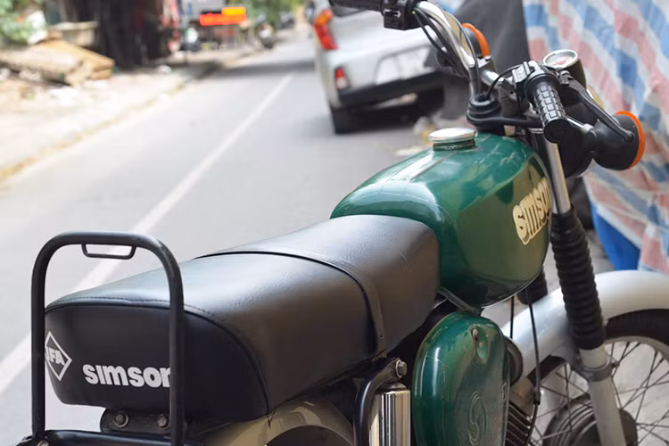 Chiếc xe máy Simson S51 từng là tài sản lớn của nhiều gia đình thời bao cấp bởi mức giá đắt đỏ và hiếm thời điểm đó. Mẫu xe sản xuất tại Đức trong giai đoạn 1980-1991, bởi nhà máy trực thuộc IFA. Hơn 1,6 triệu chiếc Simson S50/S51 bán ra trên thị trường và là mẫu xe ăn khách hàng đầu tại Đức những năm 80.