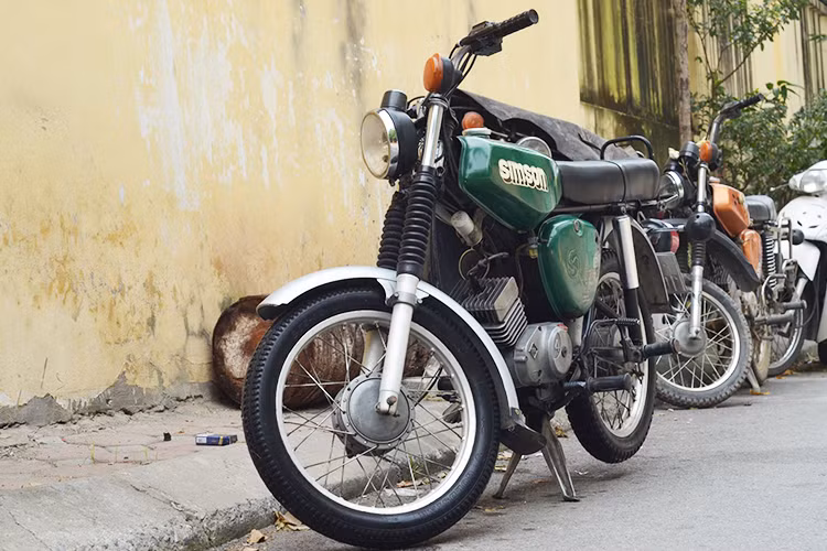  Xe máy Simson S51 được xem là một trong những mẫu xe mơ ước của nhiều thế hệ thanh niên Việt Nam những năm 80 của thế kỷ trước, nó gắn liền với nhiều thế hệ cùng với Honda 67, Honda Super Cub, Jawa 350, Minsk... Vào thời điểm đó, người mua xe phải bỏ ra từ 5 chỉ tới 1,2 cây vàng là người dân có thể sở hữu một chiếc Simson.