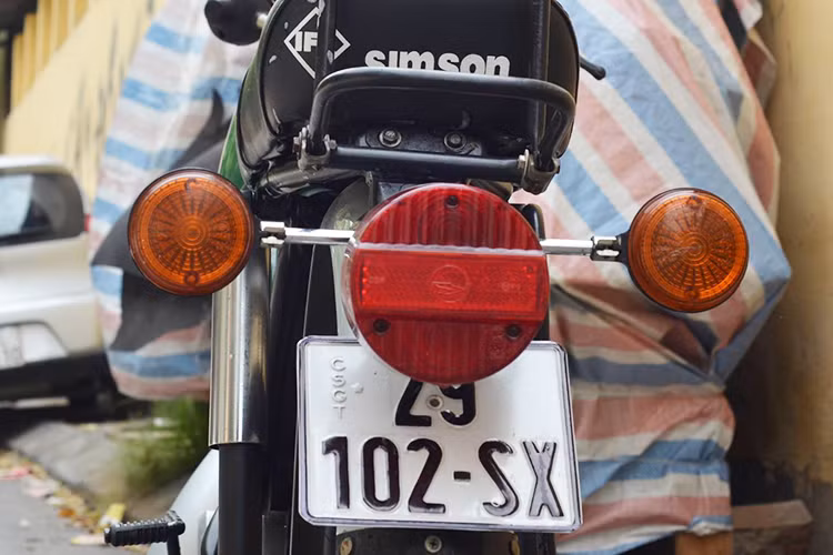 Chiếc xe Đức có trọng lượng chỉ khoảng 75 kg với khả năng chở nặng 260 kg. Một thời gian dài, chiếc xe được dùng làm phương tiện vận chuyển khá phổ biến ở các tỉnh phía bắc giai đoạn những năm 90 của thế kỷ trước. Bình xăng dung tích 8,7 lít. Bên cạnh đó, Simson S51 khá cao to, hầm hố. Tiếng kêu của xe rất đặc trưng.