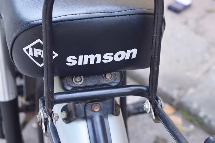 Thương hiệu xe máy Simson đã thành công với nhiều mẫu xe nhưng phải đến năm 1975 khi S50 ra đời, thương hiệu Simson mới bước sang một trang sử oanh liệt. Kể từ thập niên 70 của thế kỷ trước, cùng với S51, S70, mẫu xe S50 nhanh chóng nổi tiếng khi đến Việt Nam và được xem như một mẫu xe "huyền thoại" trong các dòng xe máy.