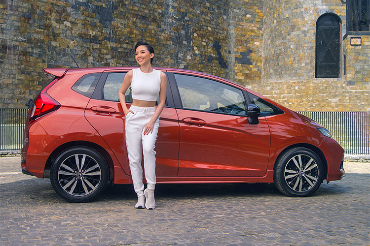 Trên mẫu xe mới này, hệ thống thông tin và cơ chế điều khiển được thiết kế hướng tới người lái, cung cấp thông tin về mức tiêu thụ nhiên liệu ước tính, thời gian, nhiệt độ bên ngoài, lượng nhiên liệu còn lại và cấp hộp số hiện tại... Nút bấm ECON mode và tính năng ECO coaching quen thuộc trên các mẫu xe ôtô Honda mới cũng hiện diện.