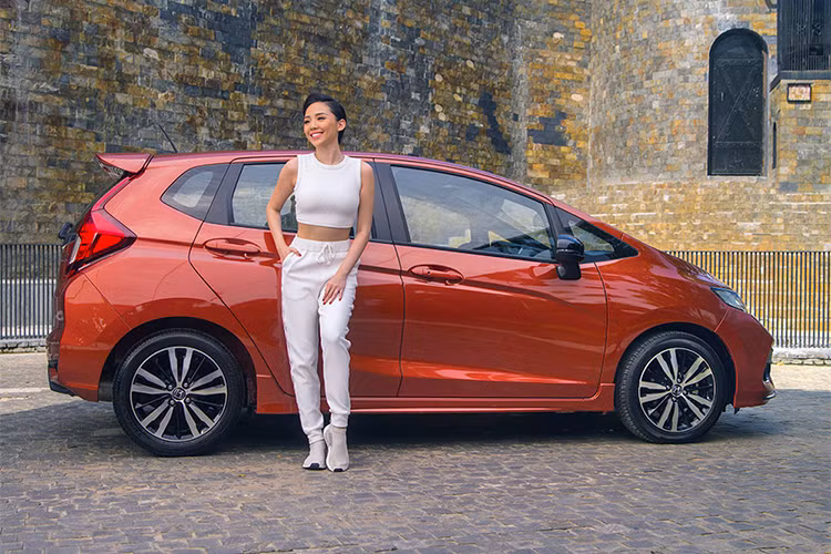 Trên mẫu xe mới này, hệ thống thông tin và cơ chế điều khiển được thiết kế hướng tới người lái, cung cấp thông tin về mức tiêu thụ nhiên liệu ước tính, thời gian, nhiệt độ bên ngoài, lượng nhiên liệu còn lại và cấp hộp số hiện tại... Nút bấm ECON mode và tính năng ECO coaching quen thuộc trên các mẫu xe ôtô Honda mới cũng hiện diện.