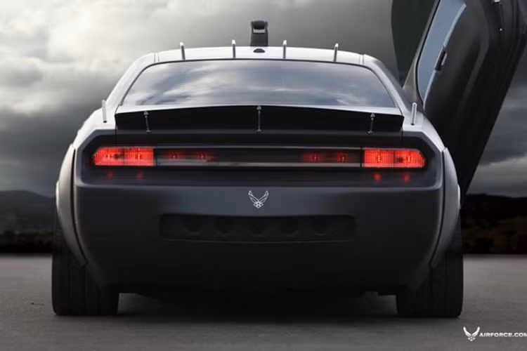  Đặc biệt chiếc xe cơ bắp Dodge Challenger 2009 này có thể di chuyển trong đêm với 1 siêu camera 360 hỗ trợ chiếu hình ảnh lên kính chắn gió được thửa từ máy bay ném bom tàng hình B2 cực kỳ độc đáo. Hệ thống khung gầm được gia cố lại, thay mới hoàn toàn hệ giảm xóc bởi thân xe được nâng cấp, bọc bằng vật liệu chống đạn.