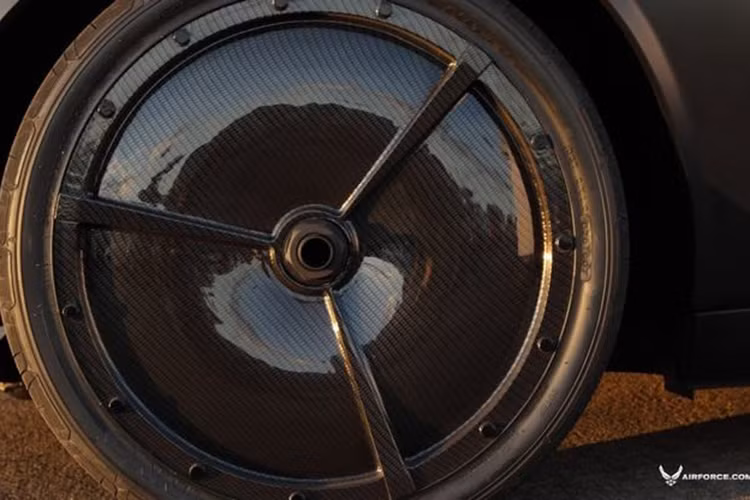 Bánh xe được thiết kế có kích cỡ 20 inch từ sợi carbon, hệ thống phanh carbon gốm và lốp xe hiệu suất cao giúp giảm tối đa trọng lượng cũng như lực cản không khí giúp "mãnh thú" trở nên nhanh và linh hoạt hơn.