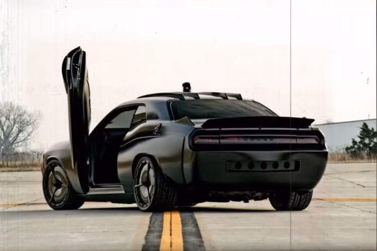 Phía sau cốp là hệ thống âm thanh tích hợp NOS dưới sàn xe giúp nó có khả năng gia tốc đầy ấn tượng, với toàn bộ số NOS này có thể khiến động cơ sản sinh công suất lên tới 1.200 mã lực cho mỗi cú bứt tốc.