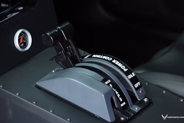 Không chỉ là một chiếc xe có hình thể ấn tượng, Dodge Challenger Stealth Black sở hữu ổ cứng CPU 120 GB SSD và một bộ xử lý quad Sheep Intel 15 Mini ITX của không quân Mỹ. Các hệ thống nhìn đêm mà không cần bật pha, kiểm soát toàn bộ thân xe chủ động và phát hiện các mối nguy hiểm từ xa như trên máy bay...