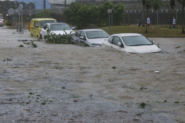 Cả một dàn xe xếp hàng nằm vùi mình trong nước khi cơn lũ đi qua.
