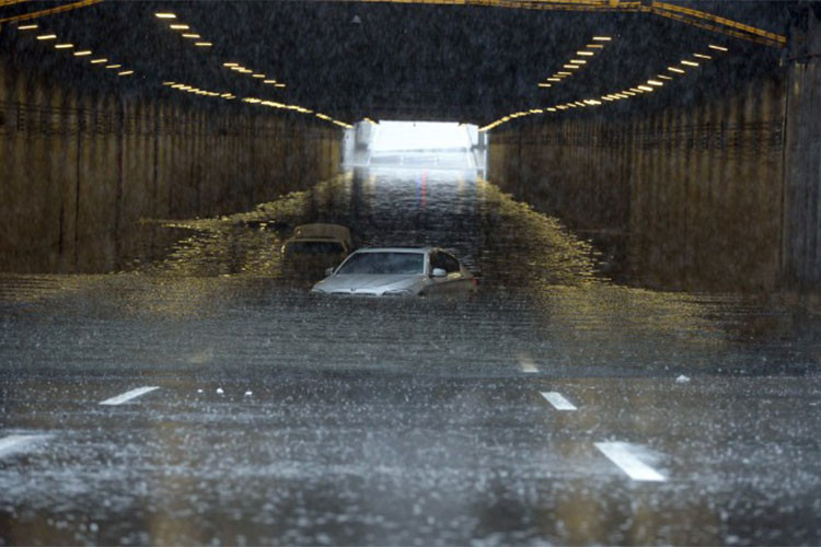 Ngày 16/9, bão Mangkhut hoành hành ở Hồng Kông và Trung Quốc khiến nhiều cửa kính vỡ vụn tại cao ốc, các cây xanh ngã đè lên ôtô và hàng chục chiếc xe ôtô bị bão cuốn trôi ra sông. Trong đó, không ít các hầm đỗ xe tại chung cư hay nhà cao tầng bị nước lũ tràn vào gây thiệt hại nặng.