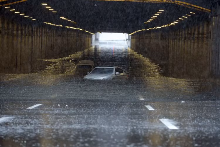 Ngày 16/9, bão Mangkhut hoành hành ở Hồng Kông và Trung Quốc khiến nhiều cửa kính vỡ vụn tại cao ốc, các cây xanh ngã đè lên ôtô và hàng chục chiếc xe ôtô bị bão cuốn trôi ra sông. Trong đó, không ít các hầm đỗ xe tại chung cư hay nhà cao tầng bị nước lũ tràn vào gây thiệt hại nặng.