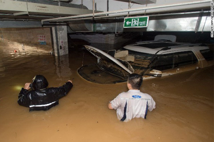 Theo người đăng bức ảnh trên mạng xã hội cho hay, rất may đại diện toà nhà đã dùng các bao cát và máy bơm công suất lớn nên đã ngăn cản dòng nước lũ dâng cao nhấn chìm 2 chiếc siêu xe Lamborghini Huracan này cũng như nhiều xe ôtô hạng sang khác trong hầm để xe.