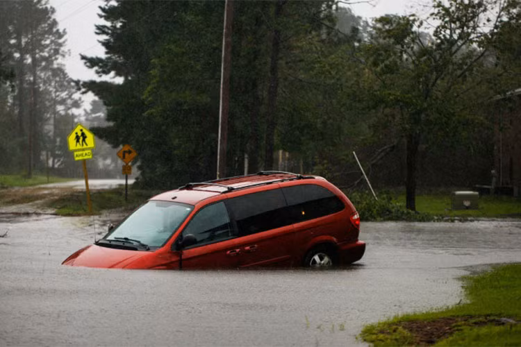 Hàng chục chiếc xe ôtô bị nước lũ rơi xuống sông hoặc bị hút xuống lỗ cống tại Hồng Kông sau khi siêu bão Mangkhut đổ bộ tới đây. Trong ảnh là một chiếc xe bị lước cuốn xuống một chiếc hố.