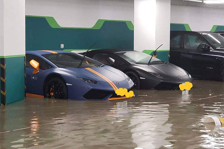 Những hình ảnh xuất hiện trên mạng xã hội khiến không ít người xót xa khi 2 chiếc siêu xe Lamborghini Huracan đắt tiền đỗ trong hầm một toà nhà cao tầng bị nước lũ bao vây ngập ngụa và gây hư hỏng nặng nề.