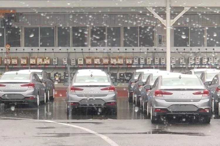 Theo một số nguồn tin, mẫu sedan cỡ C Hyundai Elantra 2019 mới sẽ chính thức được bán ra tại thị trường quê nhà Hàn Quốc vào tháng 8 năm nay. Chỉ còn vài tuần nữa là đến thời điểm này nhưng hãng Hyundai cũng không thể giữ bí mật về thiết kế của Elantra 2019 đến phút chót.