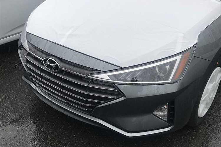 Những hình ảnh đầu tiên của Hyundai Elantra 2019 tại Hàn Quốc mới đây đã được lan truyền trên mạng. Được chụp tại sân nhà máy của Hyundai ở Hàn Quốc, những hình ảnh này cho thấy Elantra 2019 sở hữu một số thay đổi trong thiết kế sao cho trông cao cấp hơn so với phiên bản hiện tại.