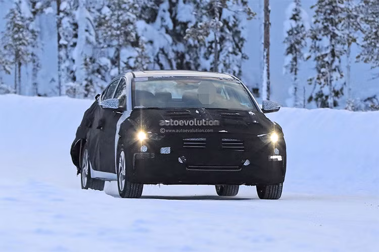 Động cơ của Hyundai Elantra 2019 cũng là một ẩn số, rất có thể xe sẽ dùng động cơ xăng SmartStream G, dung tích 1,6 lít với hộp số biến thiên vô cấp SmartStream IVT. Động cơ này tạo ra công suất tối đa 123 mã lực và mô-men xoắn cực đại 154 Nm tương tự Kia K3/Forte 2019. Ngoài ra, việc bổ sung động cơ mild hybrid cho Elantra cũng không ngoại lệ. 