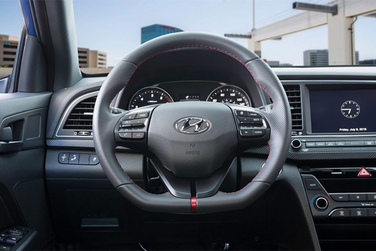 Hiện vẫn chưa có hình ảnh của nội thất bên trong Hyundai Elantra 2019. Dự đoán, mẫu sedan cỡ C này được bổ sung những trang bị tiện nghi như khay sạc điện thoại không dây như Qi. Những công nghệ hiện có như hệ thống thông tin giải trí và MID dự kiến sẽ được nâng cấp.