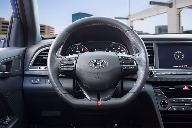 Hiện vẫn chưa có hình ảnh của nội thất bên trong Hyundai Elantra 2019. Dự đoán, mẫu sedan cỡ C này được bổ sung những trang bị tiện nghi như khay sạc điện thoại không dây như Qi. Những công nghệ hiện có như hệ thống thông tin giải trí và MID dự kiến sẽ được nâng cấp.