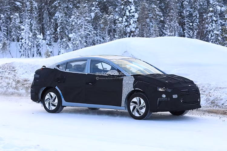 Trước đây, Hyundai Elantra thế hệ thứ 6 sở hữu thiết kế kết hợp giữa những đường cong và đường viền mềm mại. Trong khi đó, ở phiên bản 2019, đối thủ của Toyota Corolla Altis và Honda Civic chuyển sang phong cách thiết kế hầm hố và năng động với những chi tiết góc cạnh hơn.