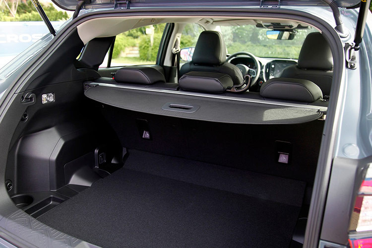 Ở phiên bản e-Boxer, xe vẫn sử dụng khối động cơ 2.0L như trên nhưng kết hợp thêm một mô-tơ điện có thông số kỹ thuật là 16,5 mã lực và 66 Nm. Do kết cấu mild-hybrid, mô-tơ điện có nhiệm vụ chính là bổ trợ khả năng tăng tốc cho động cơ xăng. Xe vẫn có chế độ lái thuần điện (EV Mode), chủ đông kích hoạt ở vận tốc dưới 60 km/h và pin đầy. Tuy nhiên, quãng đường di chuyển không nhiều như thuần hybrid.