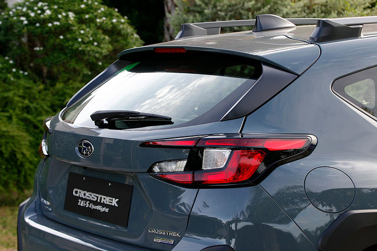 Xe được trang bị bộ mâm hợp kim 18 inch dạng phay xước 2 tông màu, với thiết kế tạo hình cánh quạt khá phù hợp với ngoại hình tổng thể. Ở phía sau, cụm đèn hậu LED có kiểu dáng tương tự “đàn anh” Forester nhưng kết hợp với một phần đuôi góc cạnh, đủ bắt mắt và dễ nhận diện.