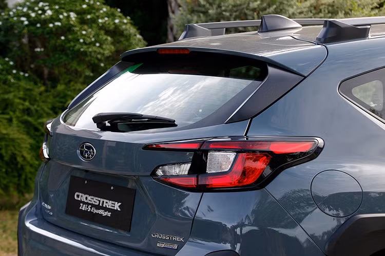 Xe được trang bị bộ mâm hợp kim 18 inch dạng phay xước 2 tông màu, với thiết kế tạo hình cánh quạt khá phù hợp với ngoại hình tổng thể. Ở phía sau, cụm đèn hậu LED có kiểu dáng tương tự “đàn anh” Forester nhưng kết hợp với một phần đuôi góc cạnh, đủ bắt mắt và dễ nhận diện.