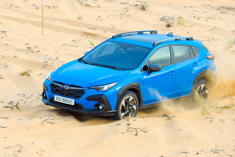 Cả 2 phiên bản của mẫu xe này đều được trang bị hệ thống an toàn chủ động EyeSight thế hệ 4.0, với cải tiến góc camera siêu rộng. Trong quá trình trải nghiệm thực tế, chúng tôi thấy ấn tượng với tính năng hỗ trợ phanh chủ động nhờ khả năng nhận diện phương tiện tốt và phanh có độ dịu, không hãm đột ngột gây khó chịu. Trên cao tốc, tính năng hỗ trợ giữ làn “đọc” vạch kẻ đường tốt, chủ động nhắc nhở...