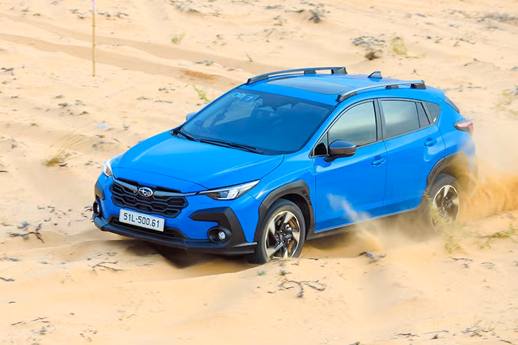 Cả 2 phiên bản của mẫu xe này đều được trang bị hệ thống an toàn chủ động EyeSight thế hệ 4.0, với cải tiến góc camera siêu rộng. Trong quá trình trải nghiệm thực tế, chúng tôi thấy ấn tượng với tính năng hỗ trợ phanh chủ động nhờ khả năng nhận diện phương tiện tốt và phanh có độ dịu, không hãm đột ngột gây khó chịu. Trên cao tốc, tính năng hỗ trợ giữ làn “đọc” vạch kẻ đường tốt, chủ động nhắc nhở...