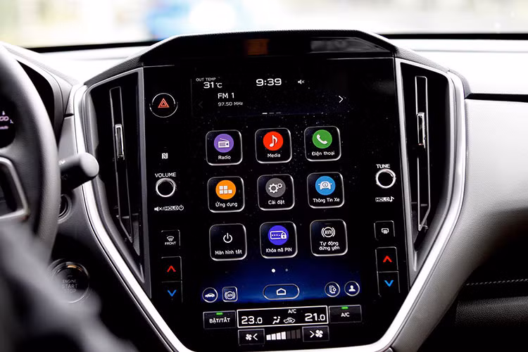 Về trải nghiệm Subaru Crosstrek 2024, khi ngồi hàng ghế đầu có thiết kế khá ôm người, phần đệm đủ dày để đảm bảo sự êm ái khi đi xa. Tuy nhiên, khoảng trần của xe bị giới hạn, do chiều cao đạt 1.600 mm nhưng khoảng sáng gầm lại lên tới 220 mm. Ở hàng ghế thứ 2, khi trần xe vuốt nhẹ về phía sau thì người dùng cao khoảng 1m8 sẽ cảm thấy không thoải mái khi ngồi, bù lại khoảng để chân tương đối rộng rãi.