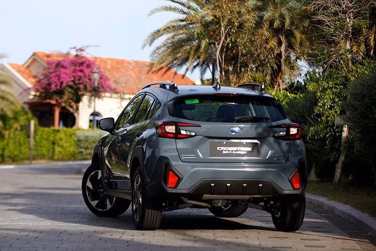 Về thiết kế, Crosstrek vẫn có “giao diện” đặc trưng của một mẫu xe Subaru, thông qua phần lưới tản nhiệt, nhưng có khá nhiều đường nét góc cạnh, tạo cảm giác có phần cầu kỳ hơn các “đàn anh” đi trước. Hai phiên bản của mẫu xe chênh lệch về giá bán tới 170 triệu đồng, nhưng chỉ khác nhau ở động cơ và cốp đóng/mở điện. Do đó nhìn từ phía bên ngoài, chúng gần như giống hệt nhau, chỉ khác là ở bản mild-hybrid sẽ có thêm một logo “e-Boxer” được đính ở phần cửa trước.