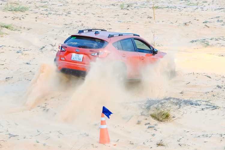 Với địa hình off-road nhẹ dạng sỏi đá hoặc đường cát có độ mềm ở mức vừa phải, Subaru Crosstrek đem tới cảm giác lái khá thú vị. Người lái có thể tự tin chạy xe ở tốc độ cao, mà không cần lo lắng đến sự xóc nảy, do hệ thống treo có khả năng hấp thụ dao động tốt và dập tắt dao động nhanh. Ở những khúc cua gắt trên đường nhựa, hệ dẫn động SAWD và vô-lăng có độ chính xác khi đánh lái giúp xe duy trì độ bám tốt.