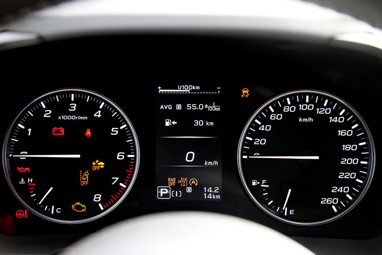 Ngồi vào vị trí ghế lái, người điều khiển Crosstrek sẽ ấn tượng với một tầm nhìn thoáng đãng, nhờ cột A vuốt về phía sau và cụm gương chiếu hậu được đặt xuống thân cửa. Tuy nhiên khi vận hành ở tốc độ cao, xe vẫn có tiếng gió 2 bên do cụm gương khá lớn.