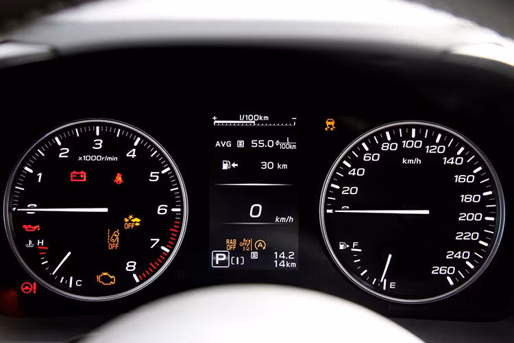 Ngồi vào vị trí ghế lái, người điều khiển Crosstrek sẽ ấn tượng với một tầm nhìn thoáng đãng, nhờ cột A vuốt về phía sau và cụm gương chiếu hậu được đặt xuống thân cửa. Tuy nhiên khi vận hành ở tốc độ cao, xe vẫn có tiếng gió 2 bên do cụm gương khá lớn.