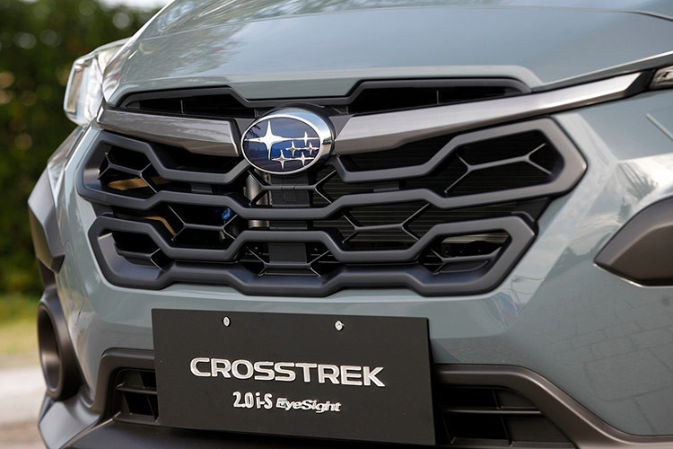 Trang bị ngoại thất của xe có điểm nhấn là cụm đèn LED có tính năng mở rộng góc chiếu trong cua. Theo trải nghiệm thực tế của chúng tôi, cụm đèn này có cường độ ánh sáng khá mạnh, hoàn toàn đủ dùng và không cần thiết phải “độ” thêm.