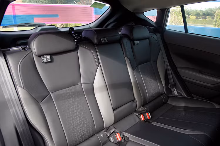 Trải nghiệm thực tế với phiên bản này trên đường cao tốc, những nước ga đầu của xe khá thoáng. Tuy nhiên, dải tua tầm trung không thực sự cảm xúc, do hộp số giữ tua ở mức 3.000 vòng/phút khi vận hành ở chế độ lái Intelligent (Thông minh). Kể cả khi đạp kịch chân ga, xe có độ trễ trước khi vòng tua được đẩy lên cao, sức kéo ở giai đoạn đó không mạnh, lên khá từ từ.