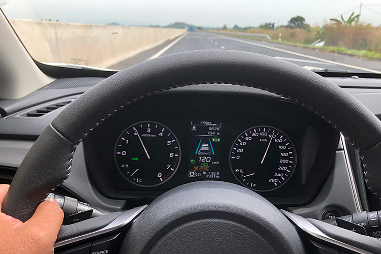 Thực tế, trang bị tiện nghi của Crosstrek không đến nỗi tệ. Ngoài một số điểm như trên, xe còn có ghế lái chỉnh điện 10 hướng, ghế phụ chỉnh điện 8 hướng, điều hòa tự động 2 vùng độc lập, cổng sạc USB-A và USB-C cho 2 hàng ghế, cửa sổ trời. Tuy nhiên, điểm trừ lớn nhất của mẫu xe này là không có cửa gió điều hòa cho hàng ghế sau.