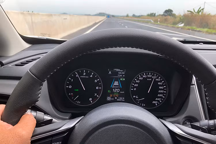 Thực tế, trang bị tiện nghi của Crosstrek không đến nỗi tệ. Ngoài một số điểm như trên, xe còn có ghế lái chỉnh điện 10 hướng, ghế phụ chỉnh điện 8 hướng, điều hòa tự động 2 vùng độc lập, cổng sạc USB-A và USB-C cho 2 hàng ghế, cửa sổ trời. Tuy nhiên, điểm trừ lớn nhất của mẫu xe này là không có cửa gió điều hòa cho hàng ghế sau.