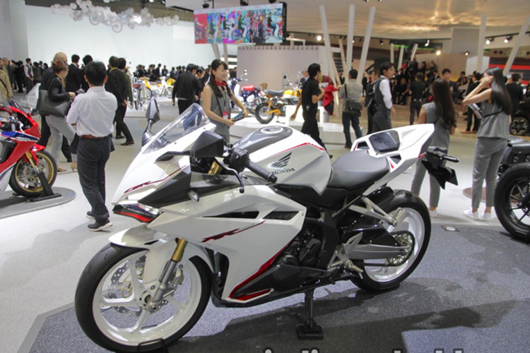 Về giá thành, Honda CBR250RR màu Trắng Ngọc, Đen và Bạc sẽ có giá bán 806.760 Yên (tương đương 170 triệu đồng), phiên bản màu Đỏ còn lại có giá 828.360 Yên (tương đương 175 triệu đồng). Xe sẽ được bán ra tại thị trường nội địa Nhật Bản ngay trong tháng 4/2018.