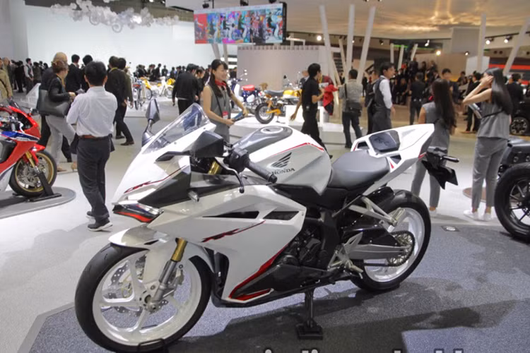 Về giá thành, Honda CBR250RR màu Trắng Ngọc, Đen và Bạc sẽ có giá bán 806.760 Yên (tương đương 170 triệu đồng), phiên bản màu Đỏ còn lại có giá 828.360 Yên (tương đương 175 triệu đồng). Xe sẽ được bán ra tại thị trường nội địa Nhật Bản ngay trong tháng 4/2018.