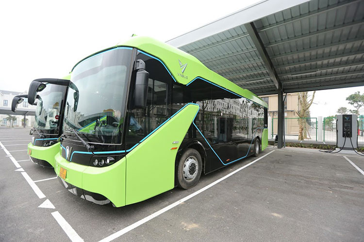 Can canh xe buyt dien Vinfast vua chinh thuc lan banh tai Ha Noi