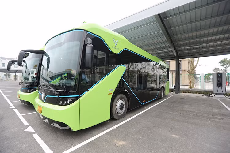 Can canh xe buyt dien Vinfast vua chinh thuc lan banh tai Ha Noi