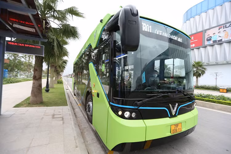 Chiếc xe buýt điện có hệ thống kiểm soát hành vi người lái, cảnh báo những nguy cơ gây mất an toàn, chế độ tự động hạ thấp thân xe khi lên xuống, phù hợp với người già, trẻ em, người khuyết tật hay phụ nữ mang thai.