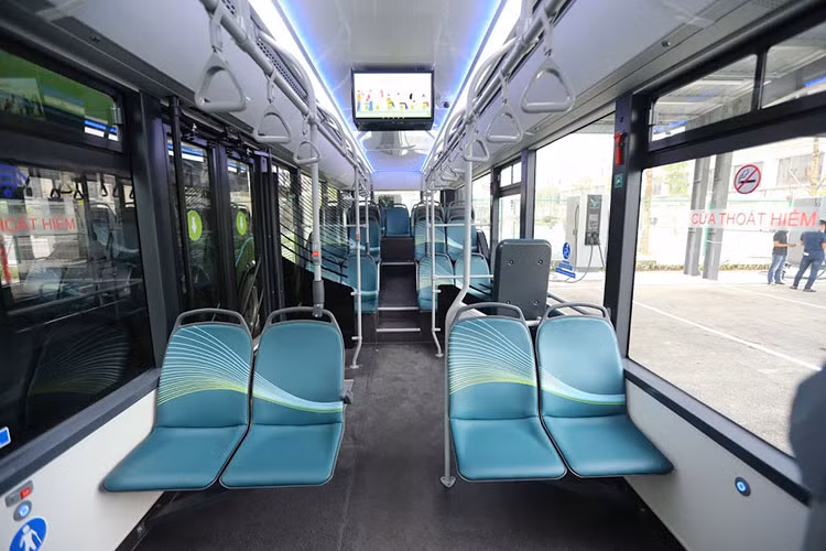 Cụ thể, trạm buýt điện Vinfast này gồm bãi đỗ xe, phòng vé và nhiều khu vực khác. Trạm có hai tầng, được sơn màu xanh lá chủ đạo tương tự mẫu xe buýt điện do VinFast sản xuất.