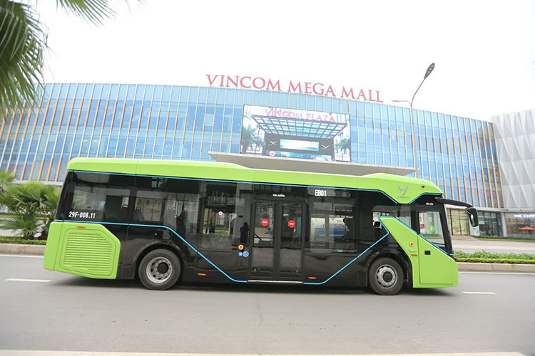 Sau đó sẽ tiến hành giai đoạn đầu, xe buýt điện VinFast sẽ hoạt động tại Hà Nội, TP.HCM và Phú Quốc với số lượng khoảng 150-200 xe. Thời gian hoạt động dự kiến 5h-22h hàng ngày, trung bình 10-20 phút/lượt xe.