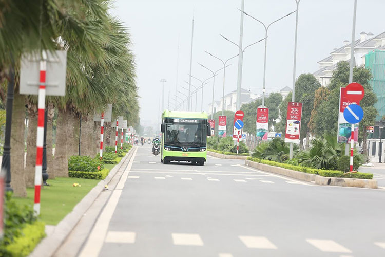 Trước mắt, VinBus sẽ vận hành tuyến nội khu tại Vinhomes Ocean Park và khi có sự chấp thuận của cơ quan nhà nước có thẩm quyền sẽ mở thêm các tuyến xe buýt để hòa mạng và kết nối với hệ thống vận tải hành khách công cộng của thành phố, phục vụ đông đảo người dân.
