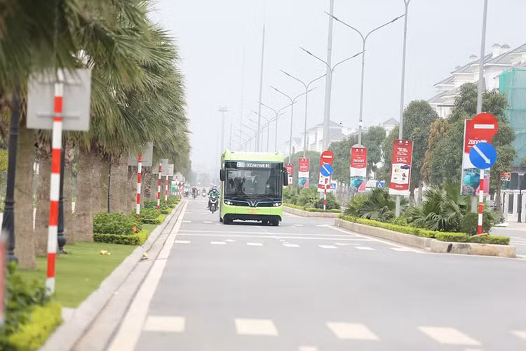 Trước mắt, VinBus sẽ vận hành tuyến nội khu tại Vinhomes Ocean Park và khi có sự chấp thuận của cơ quan nhà nước có thẩm quyền sẽ mở thêm các tuyến xe buýt để hòa mạng và kết nối với hệ thống vận tải hành khách công cộng của thành phố, phục vụ đông đảo người dân.