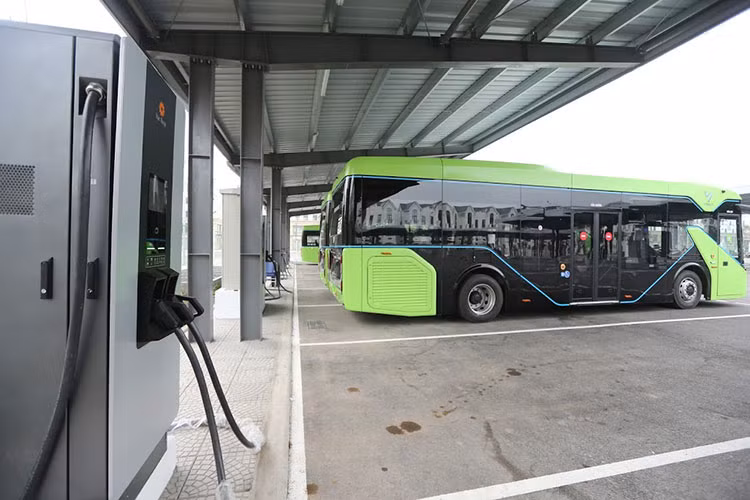 VinBus là mẫu xe buýt do công ty VinFast sản xuất và lắp ráp tại Tổ hợp Sản xuất ôtô tại Hải Phòng, trang bị nhiều công nghệ hiện đại, tính năng thông minh và an toàn theo chiến lược phát triển các dòng xe ôtô điện thông minh của hãng xe VinFast hiện nay.