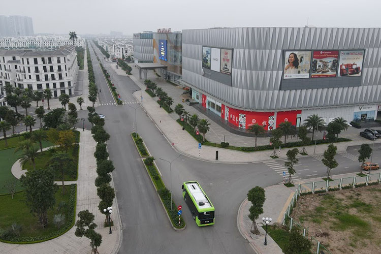 Phó Tổng giám đốc VinBus Nguyễn Văn Thanh khẳng định, VinBus sẽ tạo nên sự khác biệt, không chỉ nâng cao trải nghiệm di chuyển của người dân, mà còn tạo ra cú hích chuyển đổi thói quen đi lại của cộng đồng, qua đó, giảm thiểu ô nhiễm không khí và tiếng ồn, góp phần kiến tạo giao thông xanh tại Việt Nam.