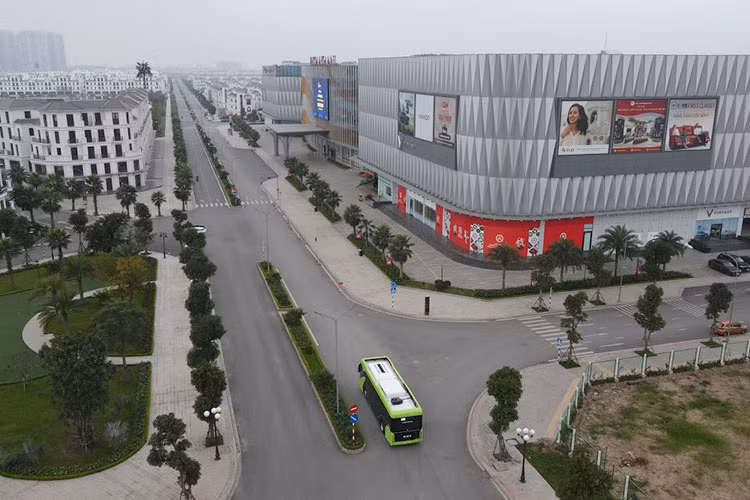 Phó Tổng giám đốc VinBus Nguyễn Văn Thanh khẳng định, VinBus sẽ tạo nên sự khác biệt, không chỉ nâng cao trải nghiệm di chuyển của người dân, mà còn tạo ra cú hích chuyển đổi thói quen đi lại của cộng đồng, qua đó, giảm thiểu ô nhiễm không khí và tiếng ồn, góp phần kiến tạo giao thông xanh tại Việt Nam.