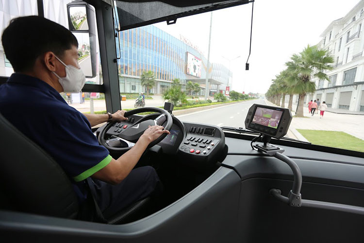 Trong xe, VinBus được trang bị bảng điện tử thông báo điểm dừng sắp tới, wifi miễn phí, cổng sạc USB, màn hình giải trí và hệ thống camera an ninh và kiểm soát hành trình, cảnh báo lùi, quan sát khi dừng đỗ.